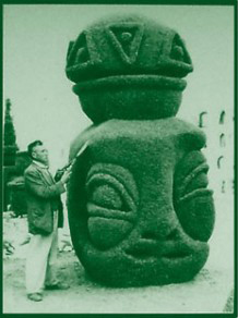 Azael José María Franco Guerrero and one of its 'living sculptures' in Tulcán Cemetery, Ecuador
